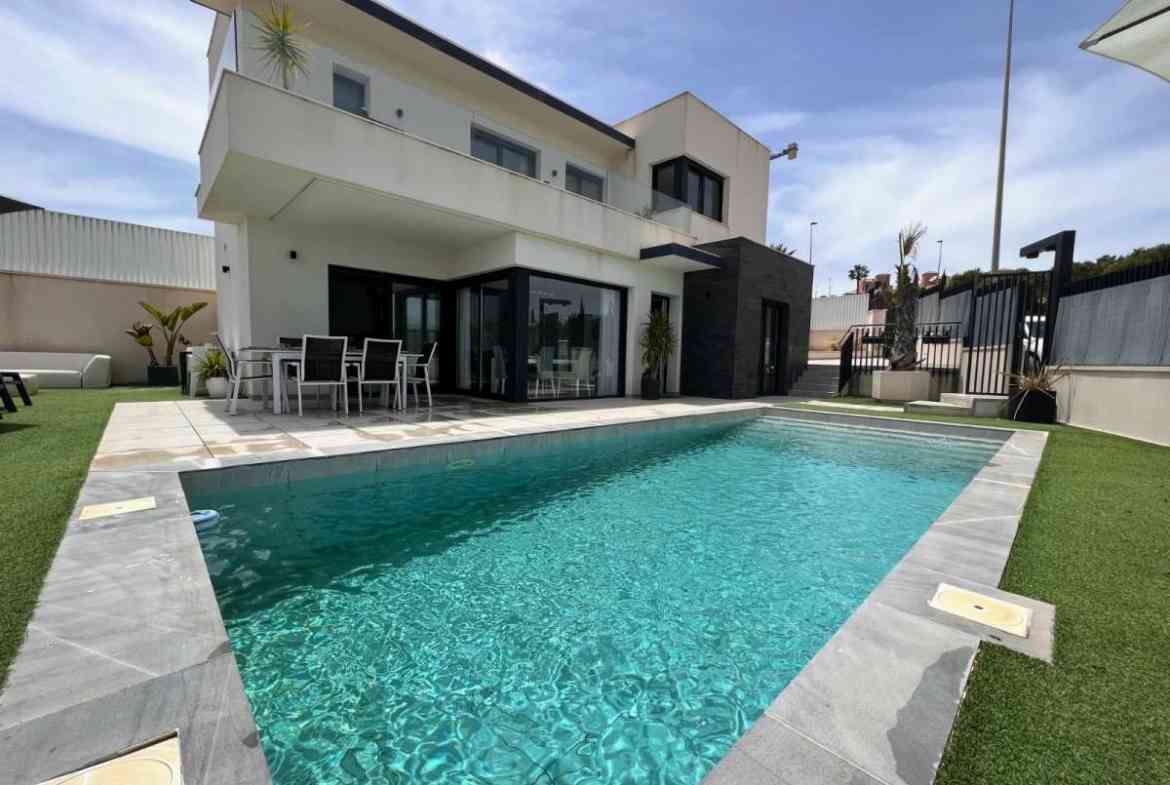 Villa for sale in San Miguel de Salinas by Pinar Properties